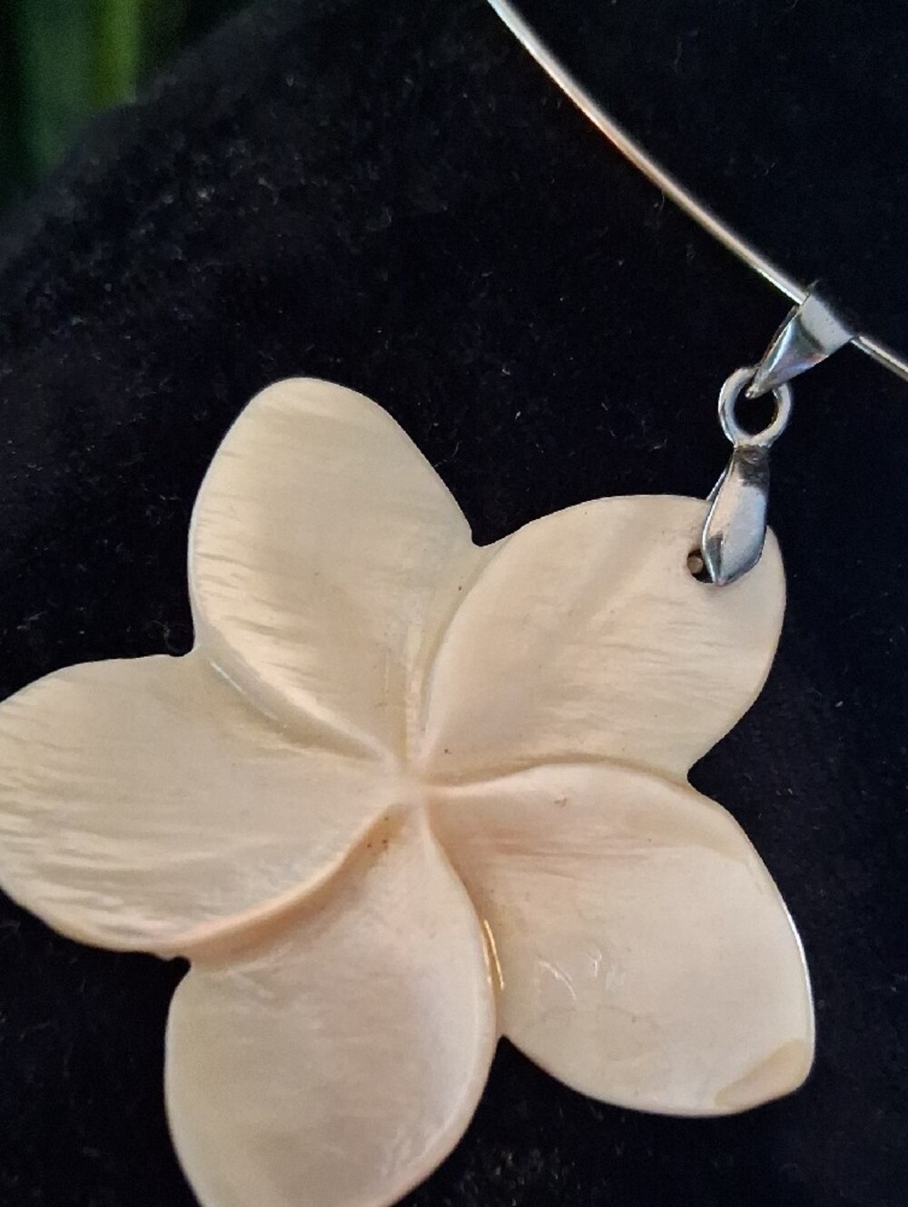 Mother of Pearl Soft Off White Flower Pendant 18k Gp Necklace. 18 In Round - Picture 4 of 8
